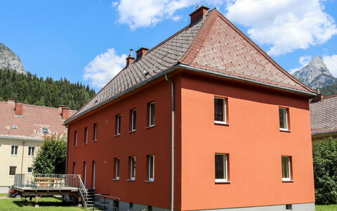 Eisenerz 100: Cielo, Planta, Edificio, Propiedad, Ventana, Árbol, Pendiente, El Terreno Del Lote, Casa, Diseño Urbano