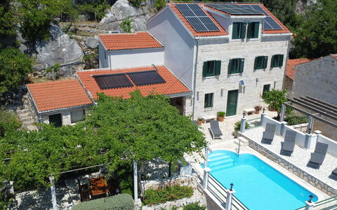Anita: Barrio Residencial, Piscina, Recurso, Paraguas, Eco Hotel, Inmuebles, Ciudad De Vacaciones, Mueble Para Exteriores, Villa, Hotel