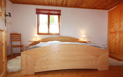 Almvilla: Mueble, Edificio, Ventana, Comodidad, Madera, Sombra, Cama, Marco De La Cama, Arquitectura