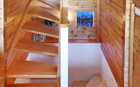 Chalet Boucaro: Edificio, Escalera, Madera, Diseño De Interiores, Piso, Suelo, Manchas De Madera, Pared, Propiedad Material, Haz
