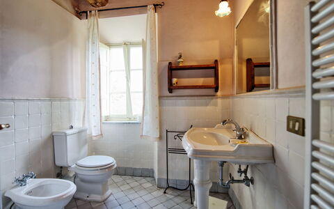 Il Gualdo: Baño, Propiedad, Habitación, Diseño De Interiores, Lavabo, Edificio, Mueble, Casa, Arreglo De Tubería, Bienes Raíces