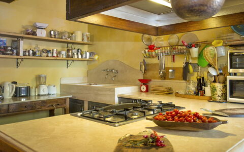 Villa Lorian: Mostrador, Habitación, Cocina, Propiedad, Diseño De Interiores, Edificio, Mueble, Cocina, Comida, Gabinetes