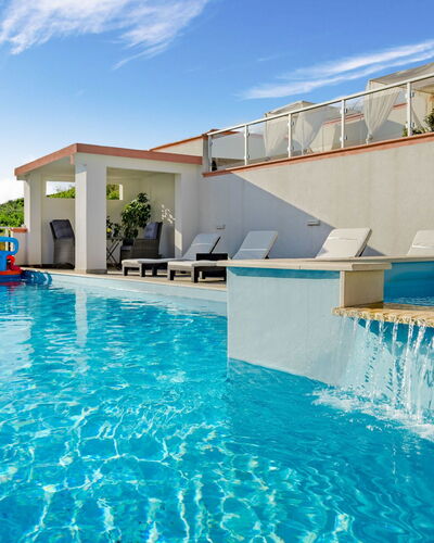 Melandura: Agua, Cielo, Nube, Tiempo De Día, Azur, Piscina, Azul, Edificio, Planta, Casa