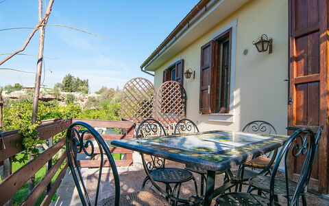 Vista Mare Noto: Propiedad, Bienes Raíces, Casa, Edificio, Casa, Árbol, Mesa, Cabaña, Habitación, Vacaciones