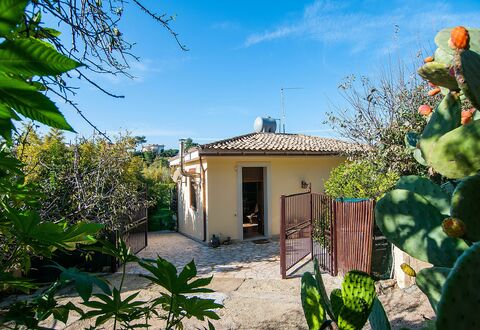 Vista Mare Noto: Propiedad, Casa, Casa, Bienes Raíces, Cabaña, Edificio, Botánica, Planta, Árbol, Inmuebles