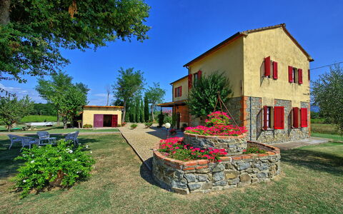 Casa Catia: Propiedad, Casa, Casa, Bienes Raíces, Edificio, El Terreno Del Lote, Árbol, Área Rural, Cabaña, Yarda