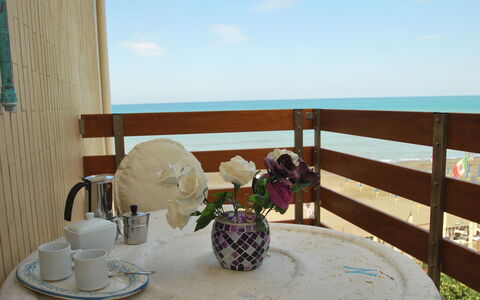 Marina Di Castagneto: Propiedad, Habitación, Mesa, Mueble, Diseño De Interiores, Bienes Raíces, Balcón, Vacaciones, Silla