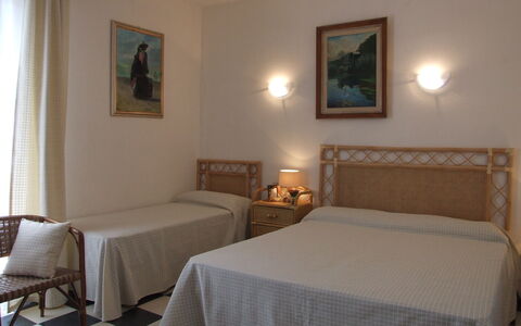 Marina Di Castagneto: Habitación, Habitación, Cama, Mueble, Propiedad, Marco De La Cama, Sábana, Suelo, Pared, Edificio