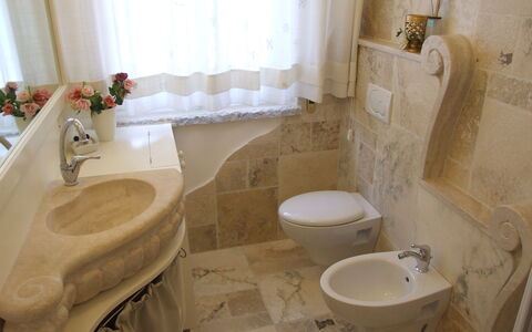 Appartamento - Le Finestre: Baño, Propiedad, Suelo, Habitación, Baño, Asiento Del Baño, Diseño De Interiores, Pared, Grifo, Loseta