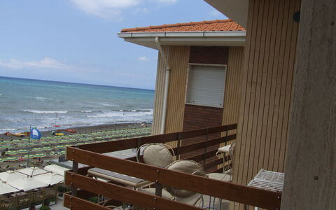 Appartamento - Le Finestre: Propiedad, Playa, Mar, Vacaciones, Casa, Cielo, Edificio, Madera, Bienes Raíces, Habitación