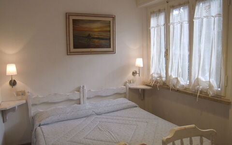Villa Pineta: Habitación, Habitación, Cama, Mueble, Propiedad, Marco De La Cama, Sábana, Diseño De Interiores, Pared, Suelo