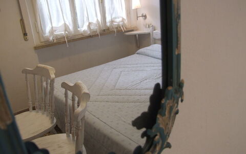 Villa Pineta: Propiedad, Habitación, Suelo, Ventana, Diseño De Interiores, Yeso, Madera Dura, Escalera, Piso, Casa