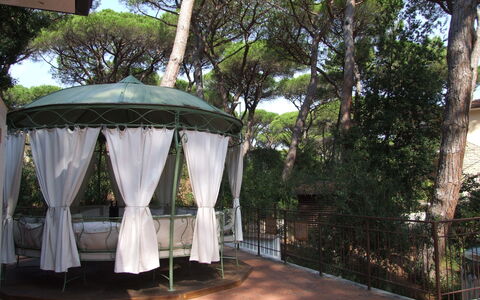 Villa Pineta: Kiosko, Pabellón, Pabellón, Sombra, Árbol, Tienda, Edificio, Estructura Al Aire Libre