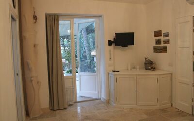 Iris: Habitación, Propiedad, Suelo, Pared, Diseño De Interiores, Mueble, Edificio, Madera Dura, Loseta, Piso