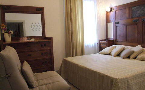Villa La Quercia: Habitación, Mueble, Habitación, Propiedad, Cama, Diseño De Interiores, Sábana, Marco De La Cama, Suite, Pared