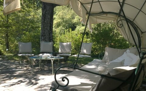 Villa La Quercia: Propiedad, Hierro, Mueble, Yarda, Sombra, Patio, Árbol, Mesa, Patio Interior, Casa