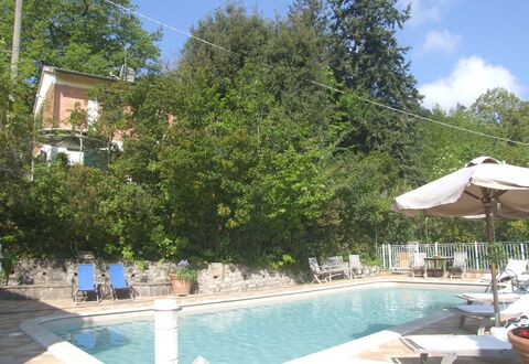 Villa La Quercia: Agua, Planta, Cielo, Edificio, Nube, Azur, Piscina, Árbol, Mueble Para Exteriores, Sombra