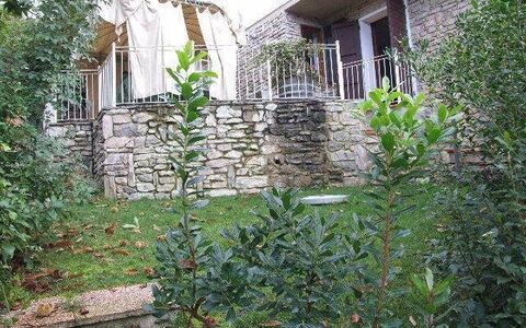 Villa Il Castagno: Vegetación, Pared, Propiedad, Casa, Casa, Árbol, Planta, Barrio Residencial, Bienes Raíces, Arquitectura
