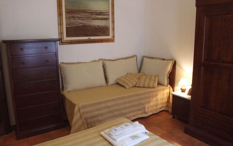 Villa Il Castagno: Mueble, Habitación, Suelo, Propiedad, Madera Dura, Habitación, Pared, Cama, Manchas De Madera, Diseño De Interiores