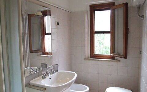 Villa Agrifogli: Baño, Propiedad, Habitación, Mueble De Baño, Accesorio De Baño, Arreglo De Tubería, Pared, Edificio, Diseño De Interiores, Arquitectura