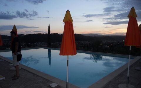 Tenuta Il Tresto: Agua, Cielo, Reflexión, Piscina De Reflejo, Nube, Turismo, Noche, Vacaciones, Monumento, Klippe