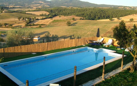 Casale Biancospino: Piscina, Propiedad, Ocio, Hierba, Bienes Raíces, Casa, Árbol, Rectángulo, Villa, Paisaje