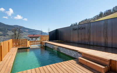 Kaprun 720: Agua, Cielo, Nube, Azur, Edificio, Madera, Piscina, Cuerpo De Agua, Paisaje, Bienes Raíces
