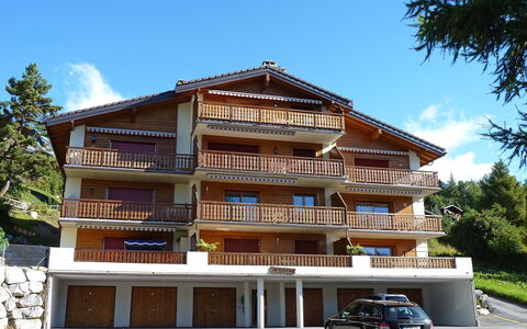 Ardévine 5: Cielo, Edificio, Nube, Propiedad, Rueda, Planta, Ventana, Vehículo, Coche