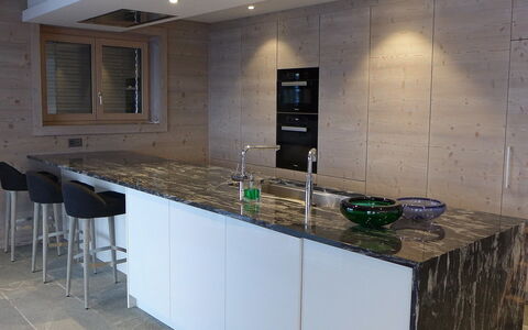 Le Refuge 1: Mostrador, Habitación, Propiedad, Loseta, Gabinetes, Cocina, Mueble, Diseño De Interiores, Suelo, Edificio