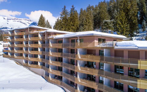 Laax 700: Edificio, Cielo, Nieve, Nube, Árbol, Ventana, Casa, Madera, Pendiente, Espacio Publico