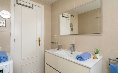 Calahonda Royale: Espejo, Grifo, Lavabo, Arreglo De Tubería, Propiedad, Mueble De Baño, Lavabo Del Baño, Gabinetes, Baño