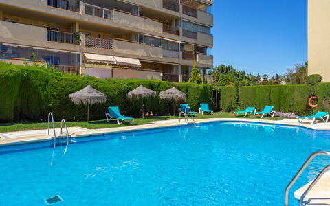 Calahonda Royale: Agua, Planta, Edificio, Propiedad, Cielo, Piscina, Azur, Ventana, Árbol, Cuerpo De Agua