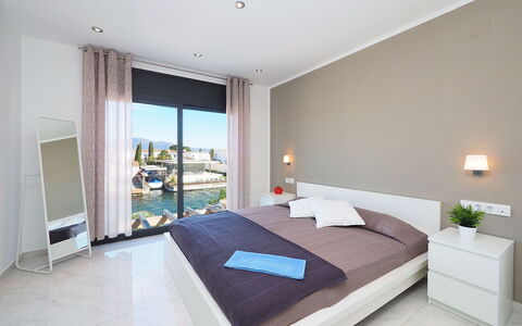 Alberes: Habitación, Mueble, Habitación, Propiedad, Cama, Colchón, Diseño De Interiores, Sábana, Techo, Marco De La Cama