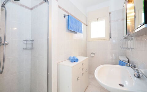 D'Ibis: Espejo, Lavabo, Arreglo De Tubería, Grifo, Propiedad, Baño, Alcachofa De La Ducha, Azul, Lavabo Del Baño