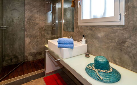 Ginesteres: Espejo, Mueble, Grifo, Arreglo De Tubería, Lavabo, Madera, Edificio, Baño