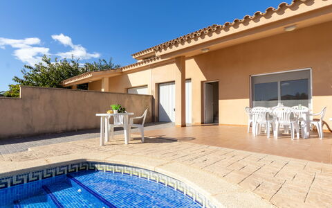 Hector: Cielo, Propiedad, Edificio, Agua, Ligero, Azur, Sombra, Piscina, Árbol, Nube