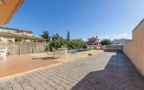 Hector: Cielo, Superficie De La Carretera, Planta, Sombra, Diseño Urbano, Asfalto, Árbol, Pared, Paisaje, Barrio Residencial