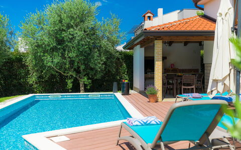 Marina: Planta, Agua, Propiedad, Edificio, Piscina, Azul, Verde, Cielo, Azur, Sombra