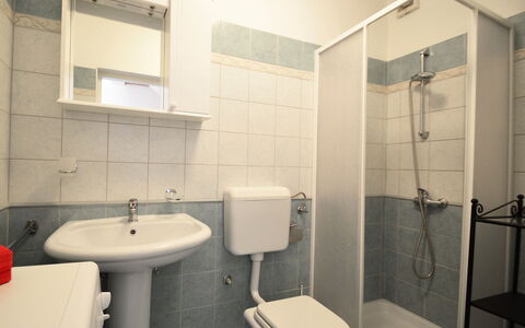 Stancija Negri: Arreglo De Tubería, Espejo, Propiedad, Lavabo, Blanco, Baño, Negro, Púrpura, Grifo