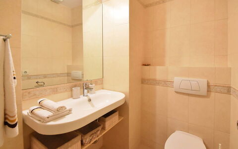 Opatija 134: Marrón, Espejo, Arreglo De Tubería, Grifo, Lavabo, Lavabo Del Baño, Baño, Diseño De Interiores, Arquitectura