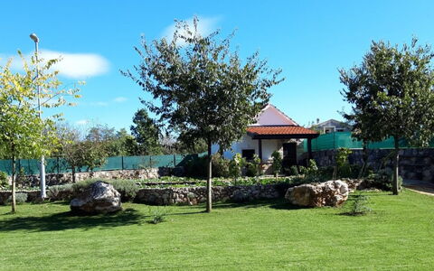 Bili Dvori: Propiedad, Casa, Bienes Raíces, Casa, Hierba, Cielo, Árbol, El Terreno Del Lote, Yarda, Césped