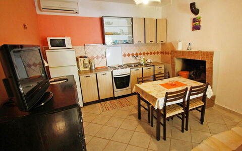 Korčula Prigradica 300: Propiedad, Madera, Diseño De Interiores, Mesa, Electrodoméstico, Piso, Suelo, Cocina, Madera Dura, Aparato De Cocina