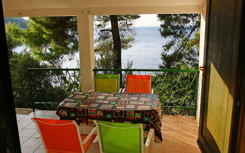 Korčula Prigradica 300: Mueble, Mesa, Planta, Silla, Edificio, Sombra, Madera, Árbol, Diseño De Interiores, Mesa Al Aire Libre