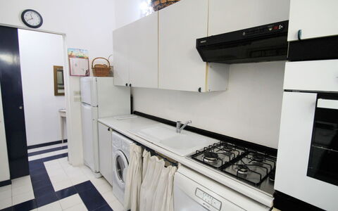 Apt 3: Gabinetes, Fregadero, Grifo, Lavabo, Mostrador, Estufa De Cocina, Cocina, Aparato De Cocina, Marco