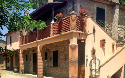 Podere la Quercia: Casa, Propiedad, Edificio, Casa, Arquitectura, Bienes Raíces, Barrio, Fachada, Barrio Residencial, Techo
