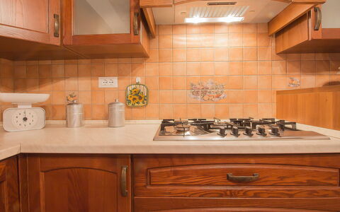 Podere la Quercia: Mostrador, Gabinetes, Habitación, Cocina, Propiedad, Loseta, Mueble, Encendiendo, Suelo, Manchas De Madera