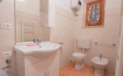 Podere la Quercia: Baño, Propiedad, Habitación, Pared, Arreglo De Tubería, Baño, Diseño De Interiores, Arquitectura, Bidé, Bienes Raíces