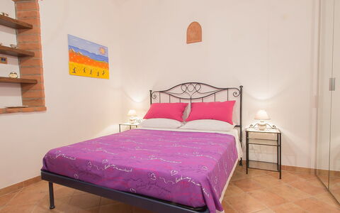Podere la Quercia: Habitación, Cama, Mueble, Habitación, Sábana, Propiedad, Marco De La Cama, Lecho, Rosado, Diseño De Interiores
