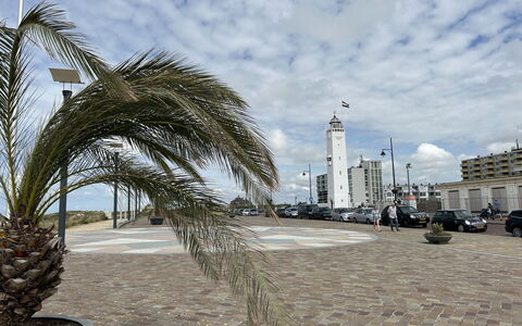 Noordwijk 800: Mueble, Mesa, Edificio, Silla, Vajilla, Nube, Cielo, Manteles, Mueble Para Exteriores, Sombra