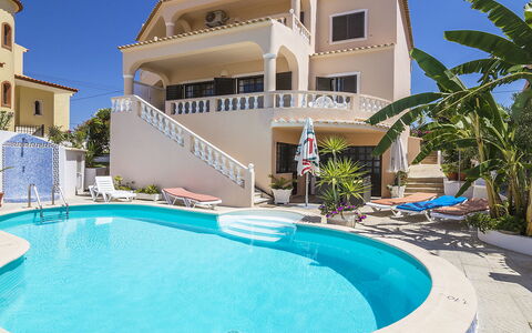 Villa Quinta Do Sol: Cielo, Agua, Propiedad, Edificio, Piscina, Planta, Ventana, Azur, Azul, Sombra